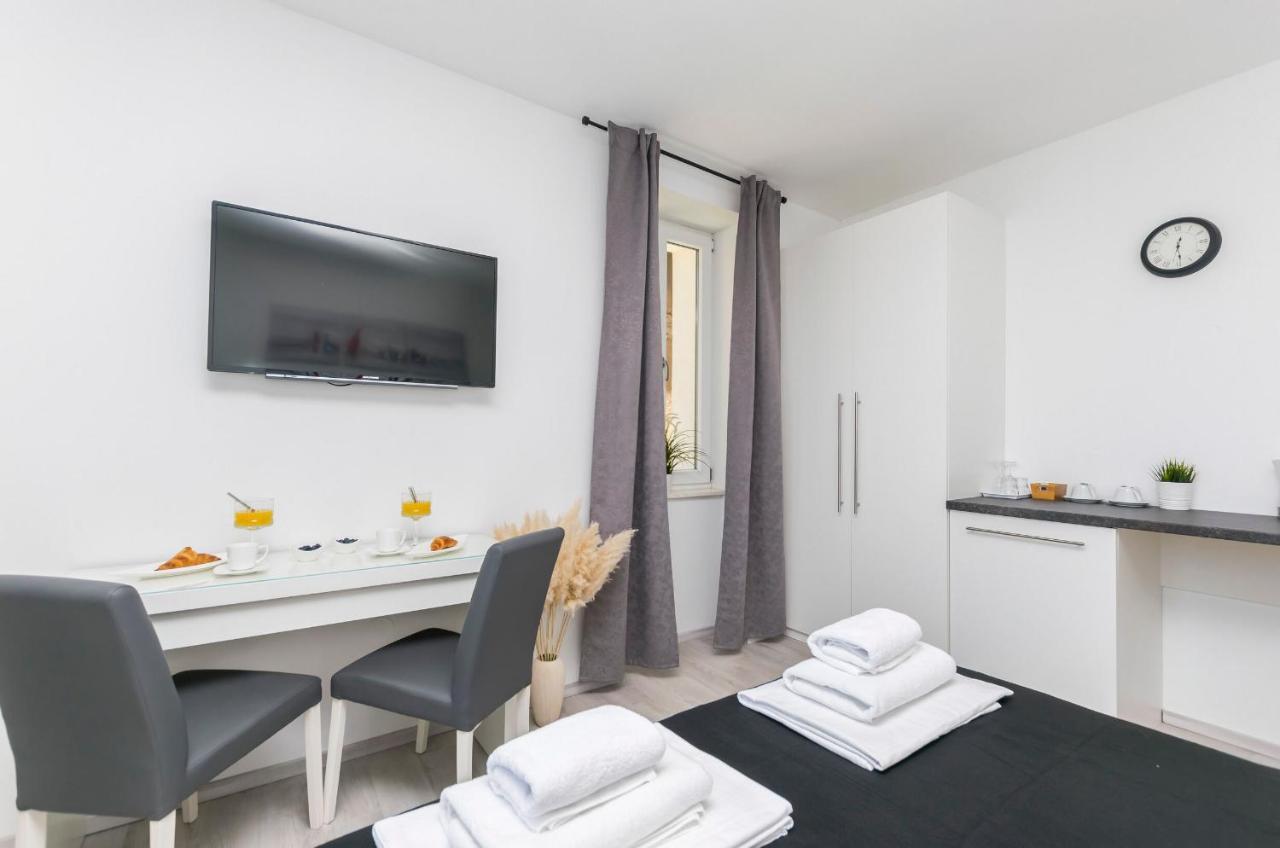 Apartments And Rooms Adriatic Suites 希贝尼克 外观 照片