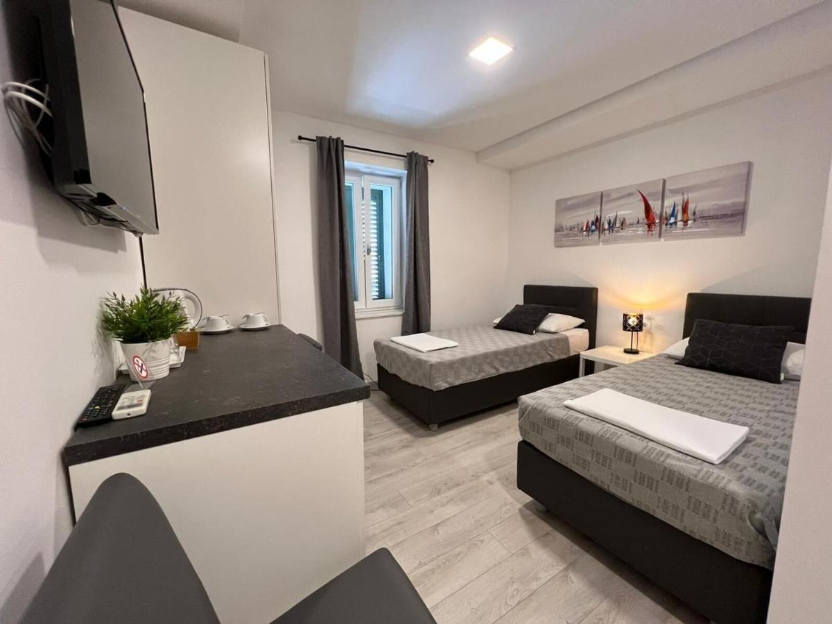 Apartments And Rooms Adriatic Suites 希贝尼克 外观 照片